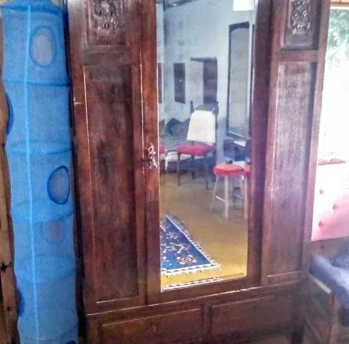 Byron's Sea View 3* מונמבאסיה