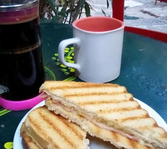 בית הארחה Byron's Sea View מונמבאסיה