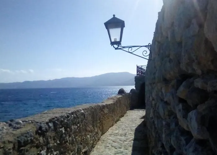 בית הארחה Byron's Sea View מונמבאסיה