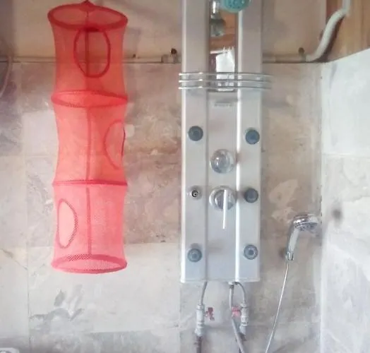 Byron's Sea View בית הארחה מונמבאסיה